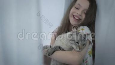 美丽的小女孩轻轻地<strong>与你</strong>心爱的猫在窗口交流。